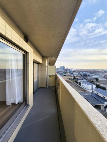 エフローレ新三郷　216のバルコニー|ゆとりあるバルコニーで洗濯物＆お布団干しもできます