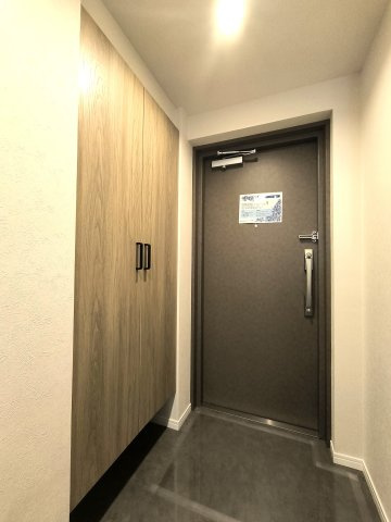 エフローレ新三郷　216の玄関|玄関です