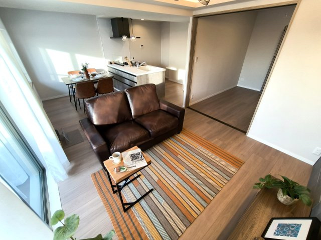 エフローレ新三郷　216の居間・リビング|リビングです