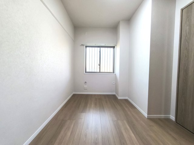 エフローレ新三郷　216の洋室|明るい洋室です