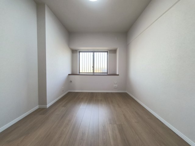 エフローレ新三郷　216の洋室|大切なプライベート空間です。アレンジしやすいシンプルなお部屋です