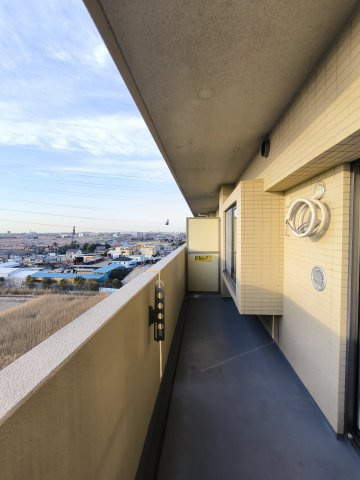 エフローレ新三郷　216のバルコニー|暖かな日差しのふりそそぐバルコニー