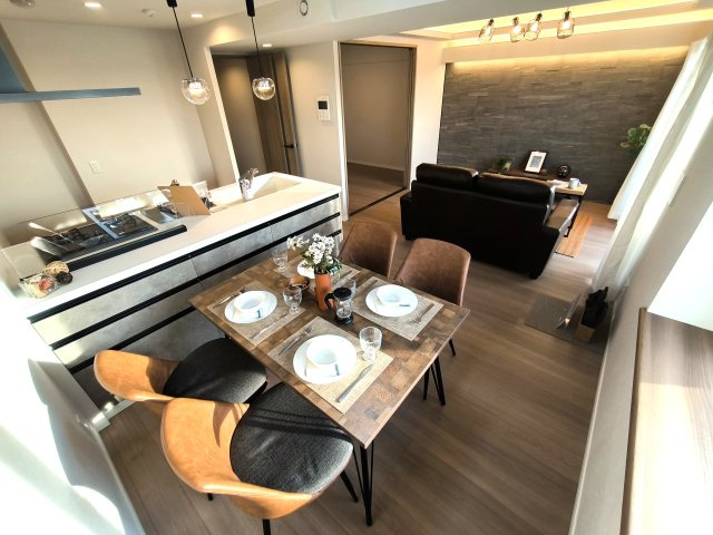 エフローレ新三郷　216の居間・リビング|広いリビングは家族が自然と集まる居心地の良い空間