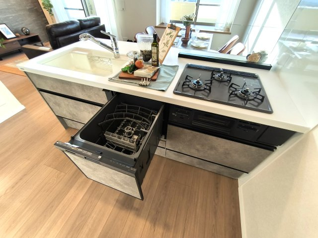 エフローレ新三郷　216のキッチン|食器洗浄機が後片付けをサポート！食事後の家族のくつろぎタイムをゆっくりもてます♪