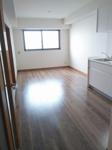 グリンビュー瀬田の居間・リビング|こちらのリビングで趣味の時間をお楽しみください