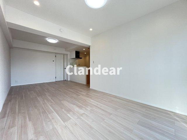 洋伸竹ノ塚マンションの居間・リビング|ドキドキの新生活も、安心してスタート。ぴったりの住まいを見つけませんか？クランディアが一緒に住まい選びをサポートします‼　まずは、お気軽にお問合せください　＃クランディア