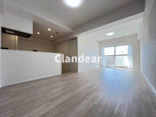 洋伸竹ノ塚マンションの居間・リビング|ドキドキの新生活も、安心してスタート。ぴったりの住まいを見つけませんか？クランディアが一緒に住まい選びをサポートします‼　まずは、お気軽にお問合せください　＃クランディア