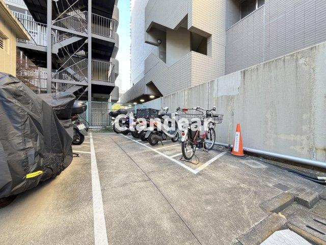 洋伸竹ノ塚マンションの駐輪場|ドキドキの新生活も、安心してスタート。ぴったりの住まいを見つけませんか？クランディアが一緒に住まい選びをサポートします‼　まずは、お気軽にお問合せください　＃クランディア