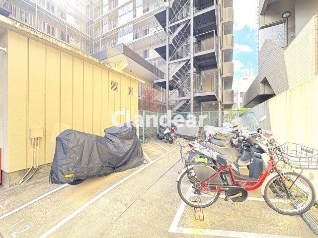 洋伸竹ノ塚マンションの駐輪場|ドキドキの新生活も、安心してスタート。ぴったりの住まいを見つけませんか？クランディアが一緒に住まい選びをサポートします‼　まずは、お気軽にお問合せください　＃クランディア