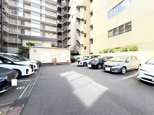 洋伸竹ノ塚マンションの駐車場