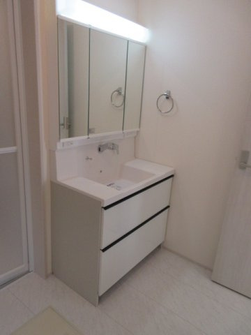 【仲介手数料無料】新築戸建　熊谷市伊勢町70-1（全1棟）の独立洗面台