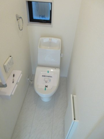 【仲介手数料無料】新築戸建　熊谷市伊勢町70-1（全1棟）のトイレ
