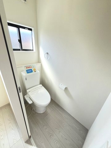 【トイレ】 | 福岡市西区太郎丸2丁目2期　1号棟（全5区画）【仲介手数料無料・0円】 | 現地写真。1階のトイレです。