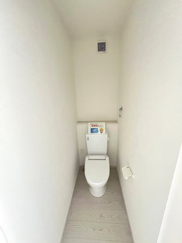 【トイレ】 | 福岡市西区太郎丸2丁目2期　1号棟（全5区画）【仲介手数料無料・0円】 | 現地写真。2階にもトイレです。