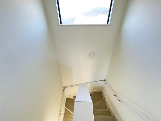 【内装】 | 福岡市西区太郎丸2丁目2期　1号棟（全5区画）【仲介手数料無料・0円】 | 現地写真。2階へ上がる階段です。手摺もついて安全ですね。