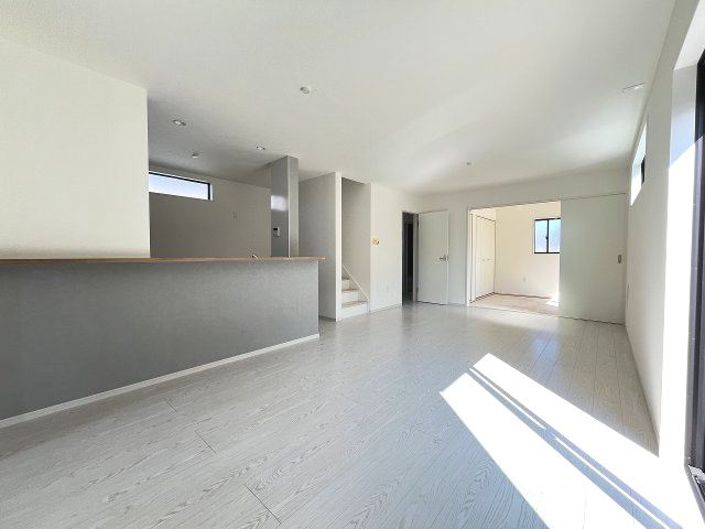 【居間・リビング】 | 福岡市西区太郎丸2丁目2期　1号棟（全5区画）【仲介手数料無料・0円】 | 現地写真。リビングです。