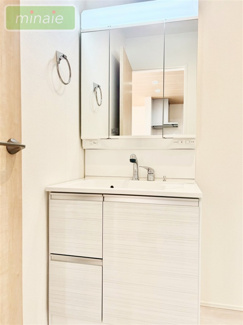 【独立洗面台】 | 当社で現地販売会開催中 大型パントリー付き　井野　全2棟　1号棟 | 身支度がスムーズに♪3面鏡付きの化粧台で、使いやすいです♪
販売現地（2025.10.17撮影）