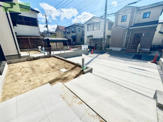 【駐車場】 | 当社で現地販売会開催中 大型パントリー付き　井野　全2棟　1号棟 | 販売現地（2025.10.17撮影）