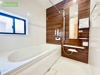 【浴室】 | 当社で現地販売会開催中 大型パントリー付き　井野　全2棟　1号棟 | 浴室は1坪タイプで広々していて足も伸ばせ日頃の疲れも癒せそう♪
販売現地（2025.10.17撮影）