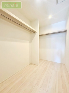 【収納】 | 当社で現地販売会開催中 ファミリークローゼット付き　井野　全2棟　2号棟 | 販売現地（2025.10.17撮影）