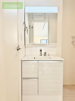 【独立洗面台】 | 当社で現地販売会開催中 ファミリークローゼット付き　井野　全2棟　2号棟 | 身支度がスムーズに♪3面鏡付きの化粧台で、使いやすいです♪
販売現地（2025.10.17撮影）