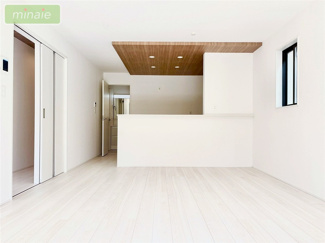 【居間・リビング】 | 当社で現地販売会開催中 ファミリークローゼット付き　井野　全2棟　2号棟 | 販売現地（2025.10.17撮影）