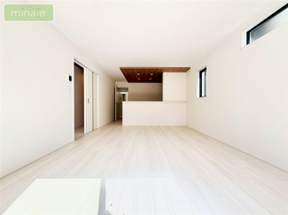 【居間・リビング】 | 当社で現地販売会開催中 ファミリークローゼット付き　井野　全2棟　2号棟 | 販売現地（2025.10.17撮影）