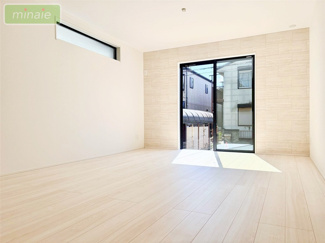 【居間・リビング】 | 当社で現地販売会開催中 ファミリークローゼット付き　井野　全2棟　2号棟 | 販売現地（2025.10.17撮影）