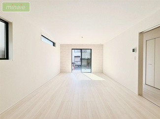 【居間・リビング】 | 当社で現地販売会開催中 ファミリークローゼット付き　井野　全2棟　2号棟 | 販売現地（2025.10.17撮影）