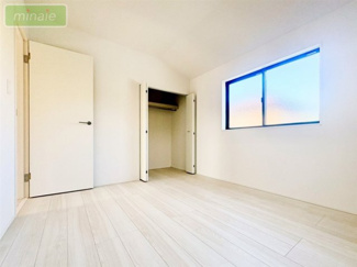 【洋室】 | 当社で現地販売会開催中 ファミリークローゼット付き　井野　全2棟　2号棟 | 販売現地（2025.10.17撮影）