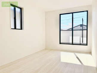 【洋室】 | 当社で現地販売会開催中 ファミリークローゼット付き　井野　全2棟　2号棟 | 販売現地（2025.10.17撮影）