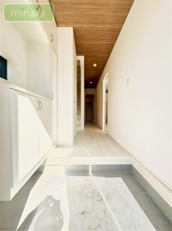 【玄関】 | 当社で現地販売会開催中 ファミリークローゼット付き　井野　全2棟　2号棟 | 販売現地（2025.10.17撮影）