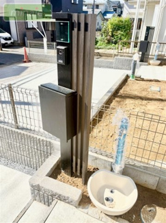 【玄関】 | 当社で現地販売会開催中 ファミリークローゼット付き　井野　全2棟　2号棟 | 販売現地（2025.10.17撮影）