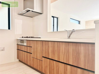 【キッチン】 | 当社で現地販売会開催中 ファミリークローゼット付き　井野　全2棟　2号棟 | お料理をしながらリビング全体を見渡すことができるのでご家族との会話が増えそうです♪
販売現地（2025.10.17撮影）