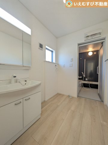 Cradle garden　上里町大御堂第4の独立洗面台|3面ミラーの後ろは収納スペースを完備
生活感のあるものは隠して、スッキリシンプルな洗面台に！清潔感のある空間♪