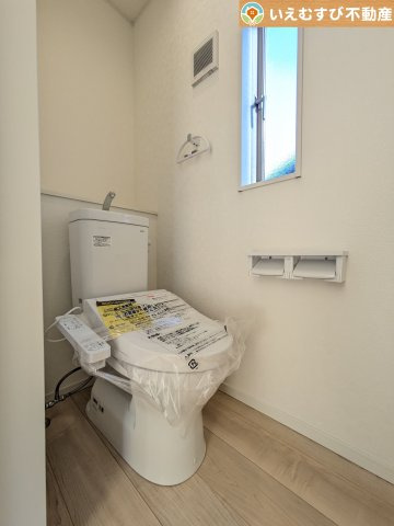 Cradle garden　上里町大御堂第4のトイレ|シンプルで清潔感のあるトイレ
窓付きで明るく、お掃除しやすいシンプルな空間♪