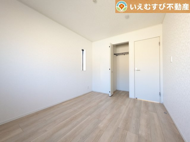 Cradle garden　上里町大御堂第4の洋室|採光たっぷりで明るい居室
自然光の差し込む明るいお部屋！新生活を想像すると楽しみが増しますね♪