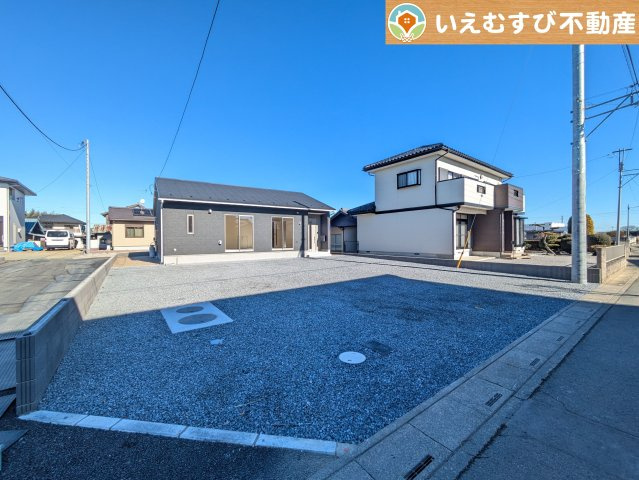 Cradle garden　上里町大御堂第4の駐車場|並列3台駐車可能なゆとりのカースペース
複数台車をお持ちでも、お友達が遊びに来てもゆとりの駐車スペース！