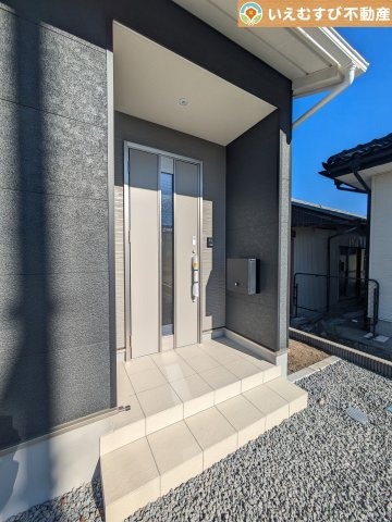 Cradle garden　上里町大御堂第4のエントランス|落ち着いた色づかいのエントランス
駐車場からアクセスの良いエントランス。雨の日や荷物が多くても安心の動線♪