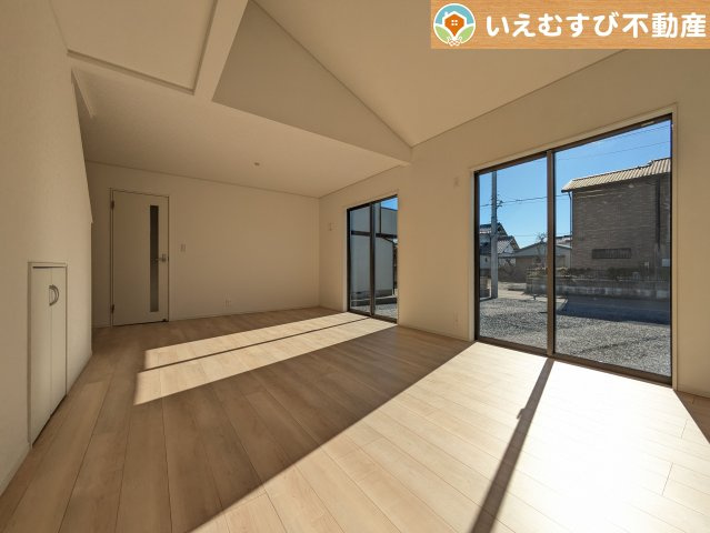 Cradle garden　上里町大御堂第4の居間・リビング|自然光で満たされる明るく開放感溢れるリビング
たっぷりの採光で明るい空間。家族みんなでくつろげます♪