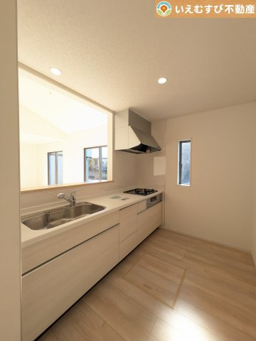 Cradle garden　上里町大御堂第4のキッチン|対面キッチンでリビングを見渡せる
お子様の遊んでいる様子や宿題をしている様子など見守りながらお料理が作れますね♪