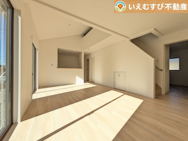 Cradle garden　上里町大御堂第4の居間・リビング|開放感と家族との距離感にこだわったＬＤＫ
開放的な折り上げ天井のリビングで家族みんなでくつろげそうですね♪