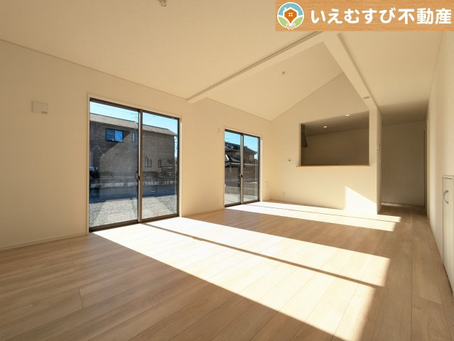 Cradle garden　上里町大御堂第4の居間・リビング|開放感と家族との距離感にこだわったＬＤＫ
採光たっぷりのリビングで休日には家族みんなでくつろげそうですね♪