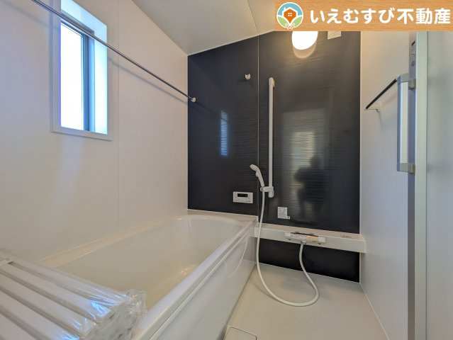 Cradle garden　上里町大御堂第4の浴室|モダンな配色の落ち着いた浴室
ダークトーンの壁面がアクセントになっておしゃれ！窓付きで空気の入れ替えも出来ます！