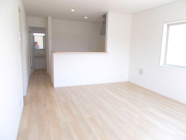 クレイドルガーデン前橋市下細井町第10　1号棟（平屋）の居間・リビング|18帖広々リビング♪人気の対面式キッチンを配した空間はお好みの家具も合わせやすく、家族がくつろぐ快適な空間造りをサポート。窓からは明るい陽光が差し込みます。