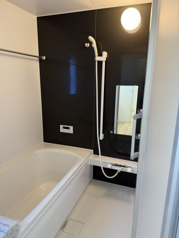 クレイドルガーデン前橋市下細井町第10　1号棟（平屋）の浴室|１坪タイプのフルオートバスです！
足を延ばして入れる広さなので一日の疲れも癒されますよ♪
室内物干しや浴室乾燥機もあるのでお天気の悪い日にはランドリースペースとしてもご利用できます！