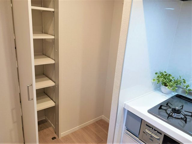 イトーピア稲毛マンション　4階角部屋　キッチン横に収納あり、パントリーとして重宝します。