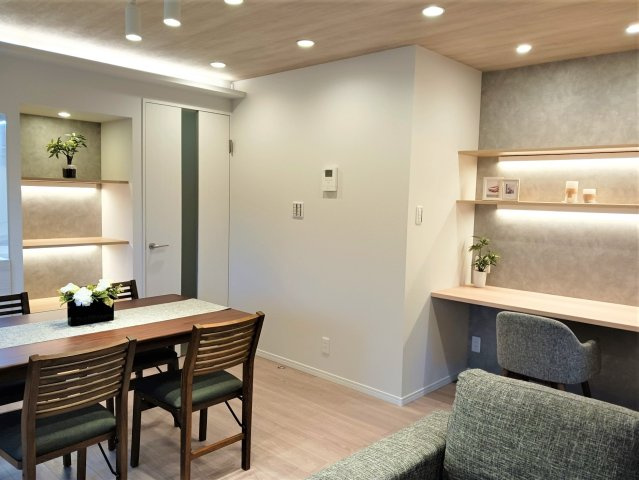 イトーピア稲毛マンション　4階角部屋　お子さまがリビングで宿題。デスクもついてます。