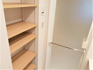 【独立洗面台】 | イトーピア稲毛マンション | イトーピア稲毛マンション　4階角部屋　脱衣所にリネン庫　段数の多さに感動します