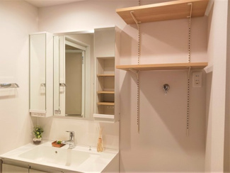 【独立洗面台】 | イトーピア稲毛マンション | イトーピア稲毛マンション　4階角部屋　洗面台の横にも稼動棚。